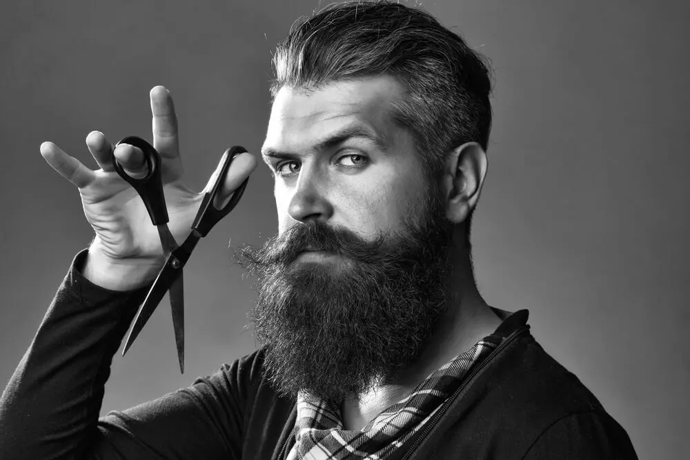 Tailler une barbe fournie